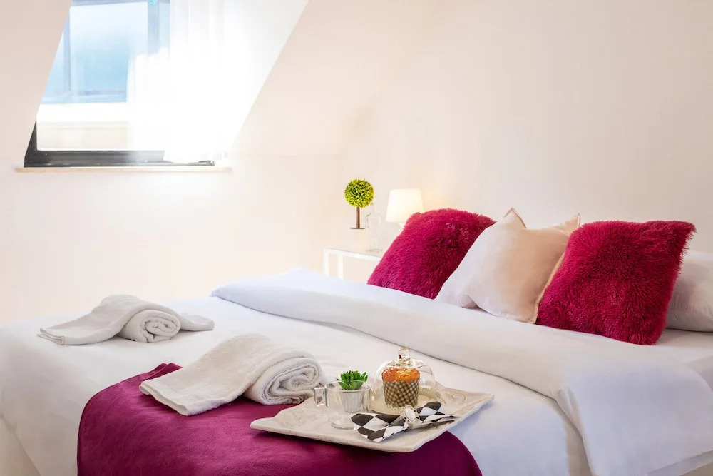 Cozy and Bright Duplex Near City Center
