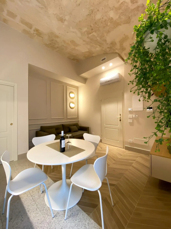 Apartment suitable for couples of friends or families, excellent location, luxurious, private atrium-Mariachiara by Dimore Garibaldi