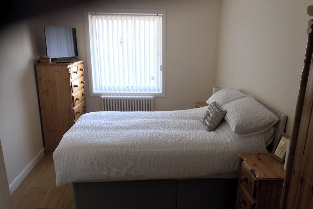 3-bed Apartment - Sleeps 6 - Parking, Wifi, Pets