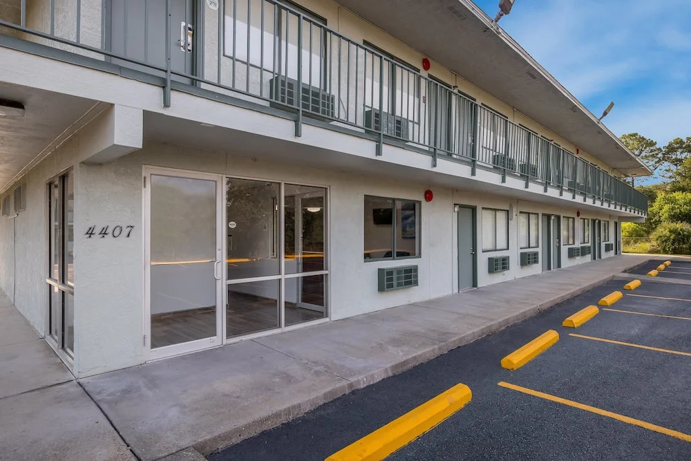 Motel 6 Orange