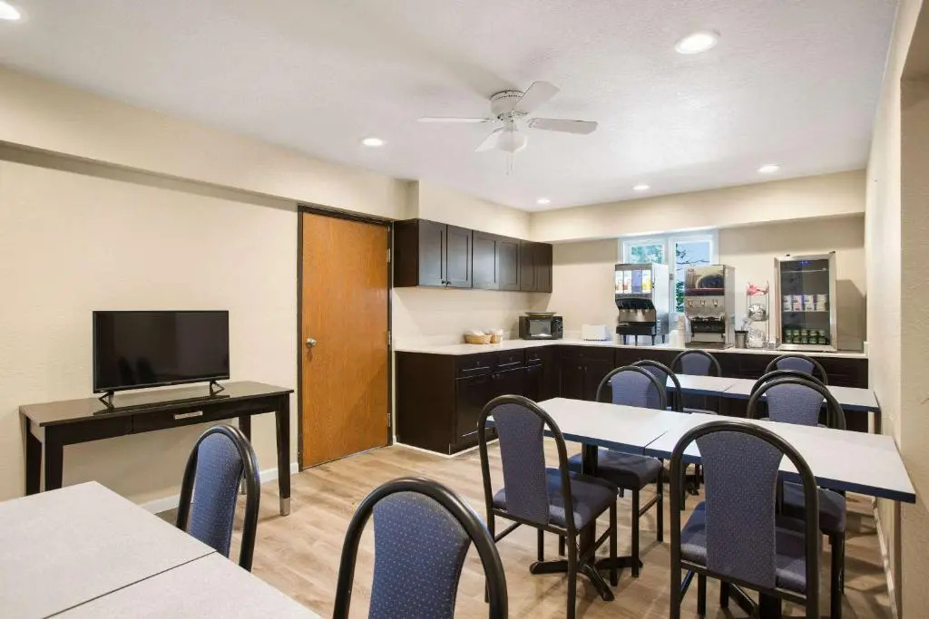 Days Inn by Wyndham Mackinaw City - Bridgeview Area