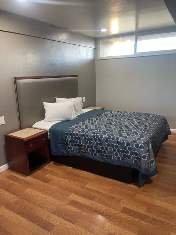 ROYAL MOTEL TRACY