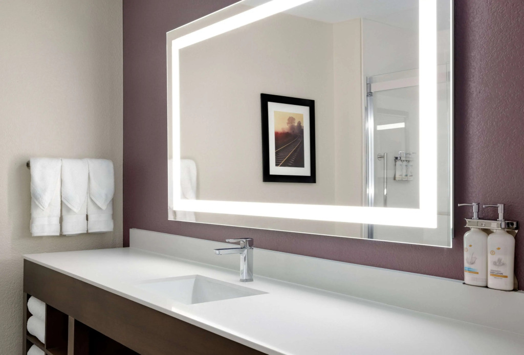 La Quinta Inn & Suites by Wyndham Springfield Airport Rte 66