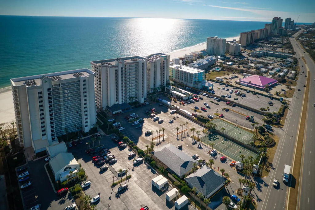 Stunning corner unit in Orange Beach outdoor pool