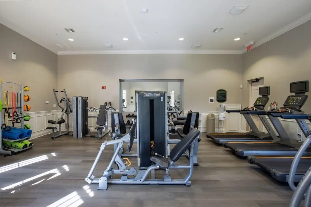 301 - Super Clean & Beautiful. Pools, Gym, Lake