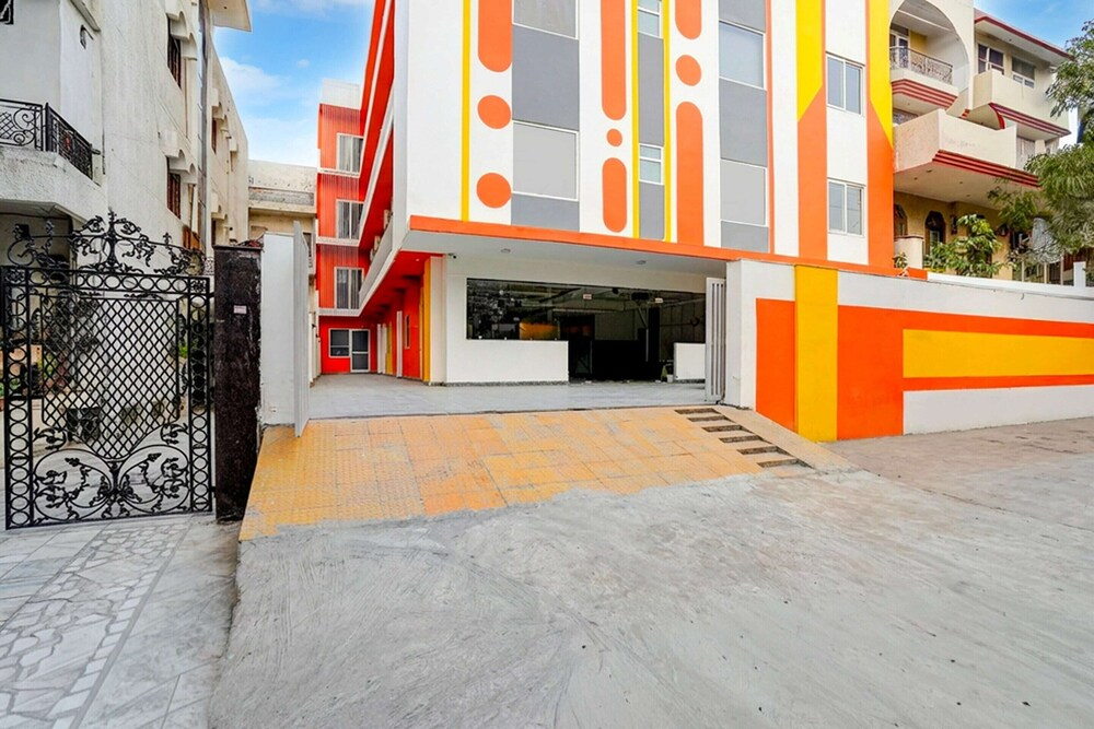 Townhouse Oak Sector 18 Metro Station Formerly Raasha Inn