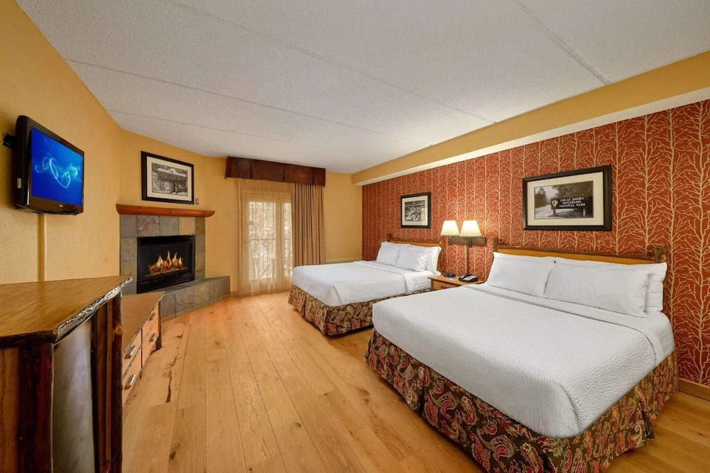Bearskin Lodge on the River