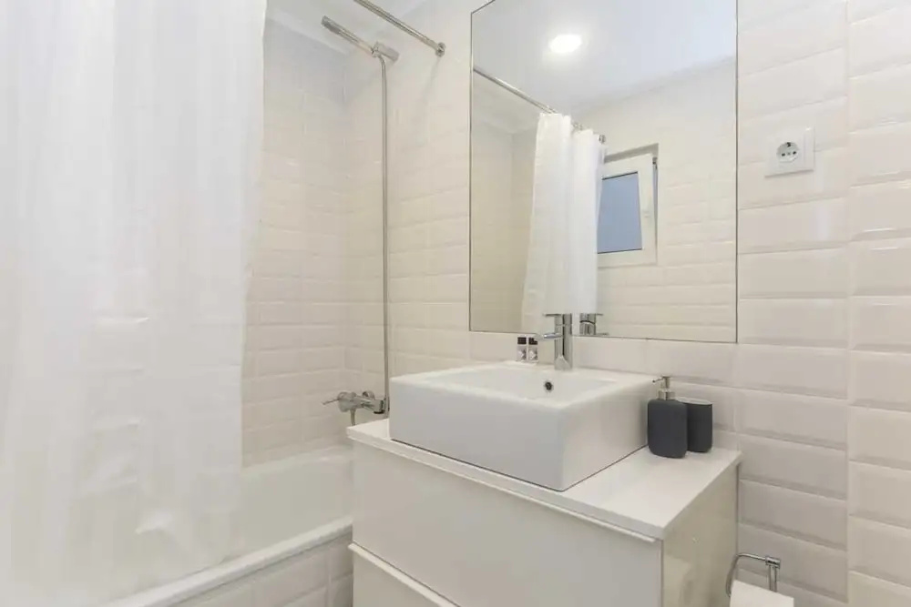 Amazing 3-bedroom Apartment in City Center - Fits 8