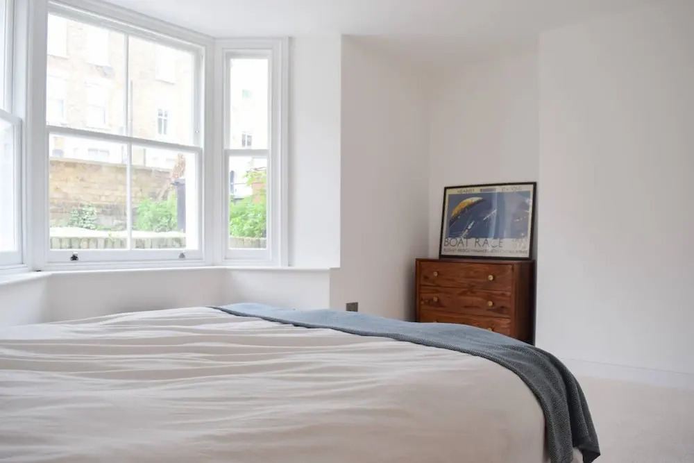 Newly Decorated Contemporary 2 Bedroom Flat