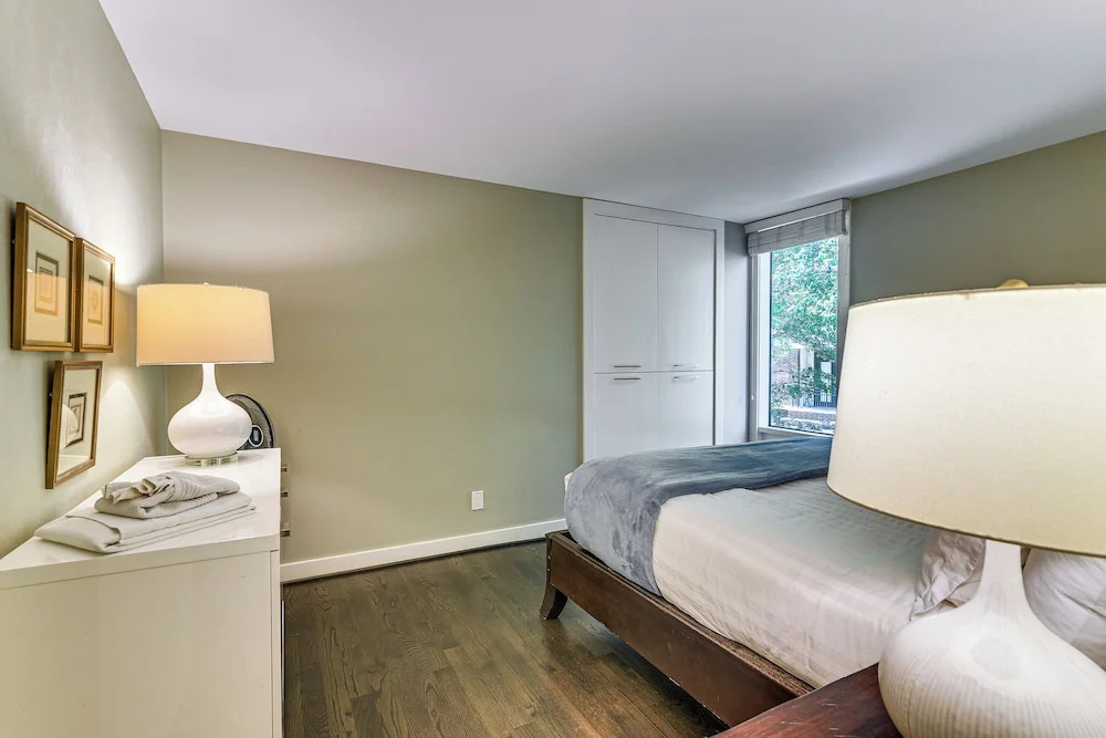 Pool Access! Sleek Condo, 2 Mi to Memorial Park