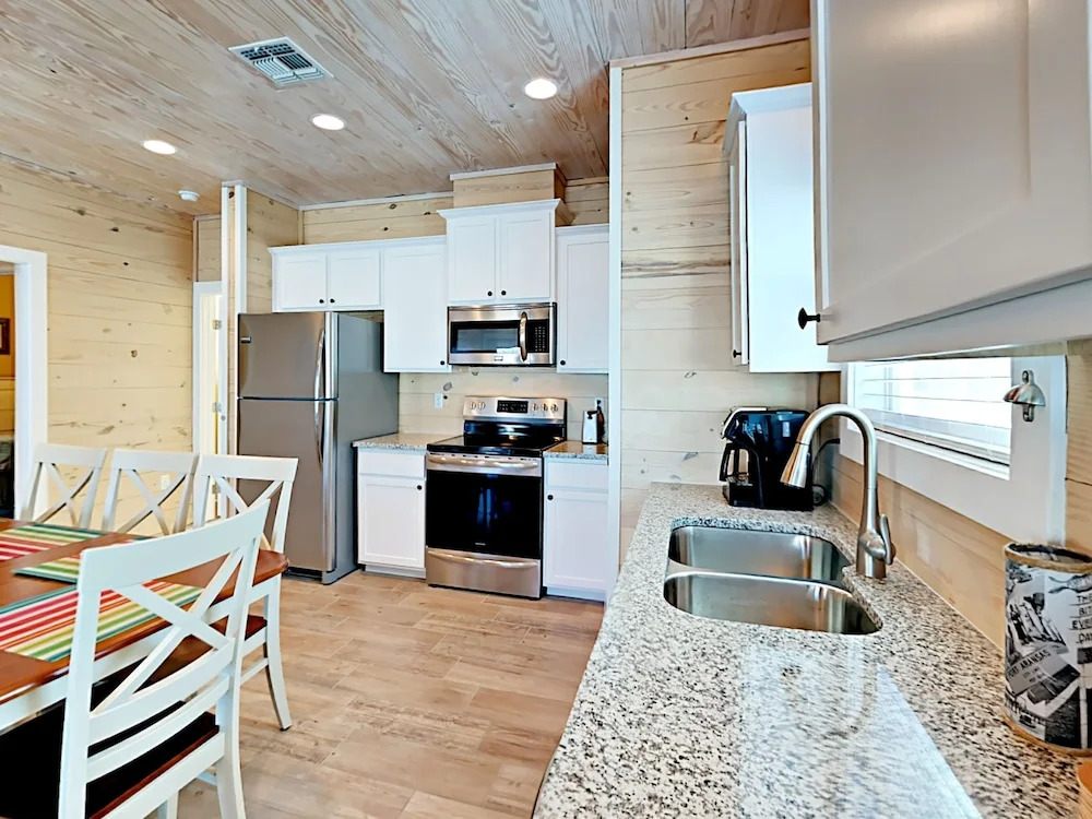 The Lemony Anemone - Three Bedroom Townhome