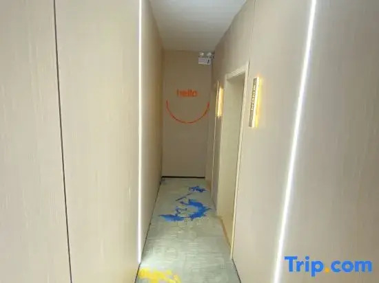 Sansishe Hotel (Kunming college store)