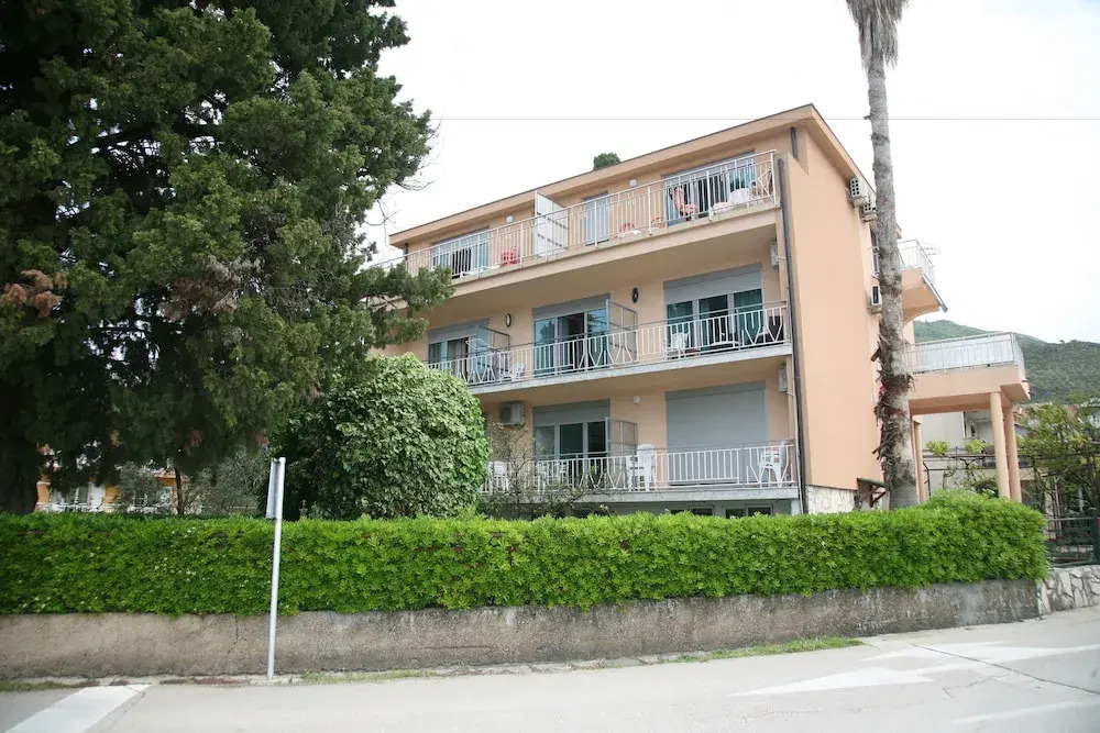 Qumi Apartments