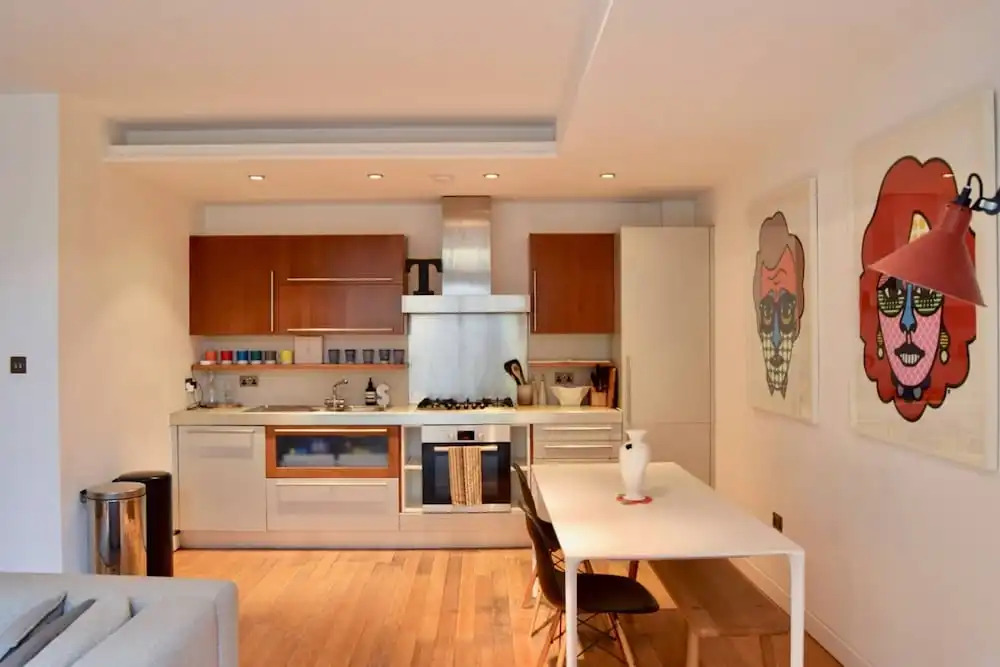 Bright and Colourful Flat With Balcony Near Regents Canal