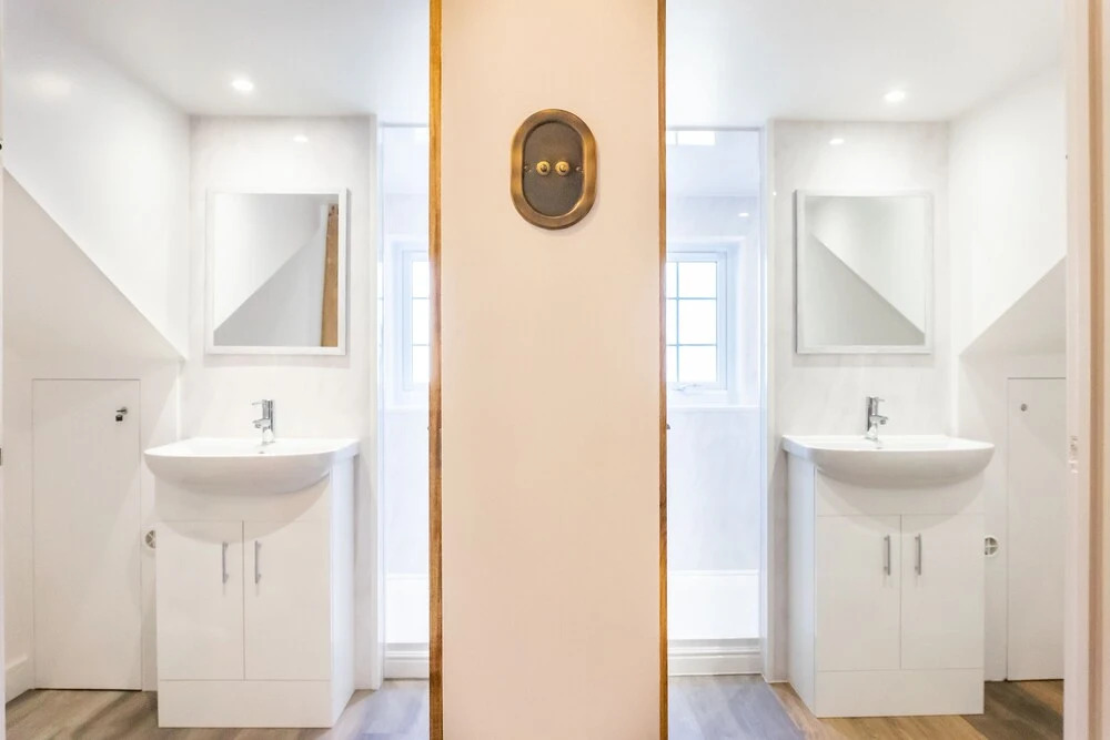Gloucester-Beautiful 4 Bedroom Cottage-Sleeps 8-Free Parking-Fast Wi-Fi-Work or Leisure