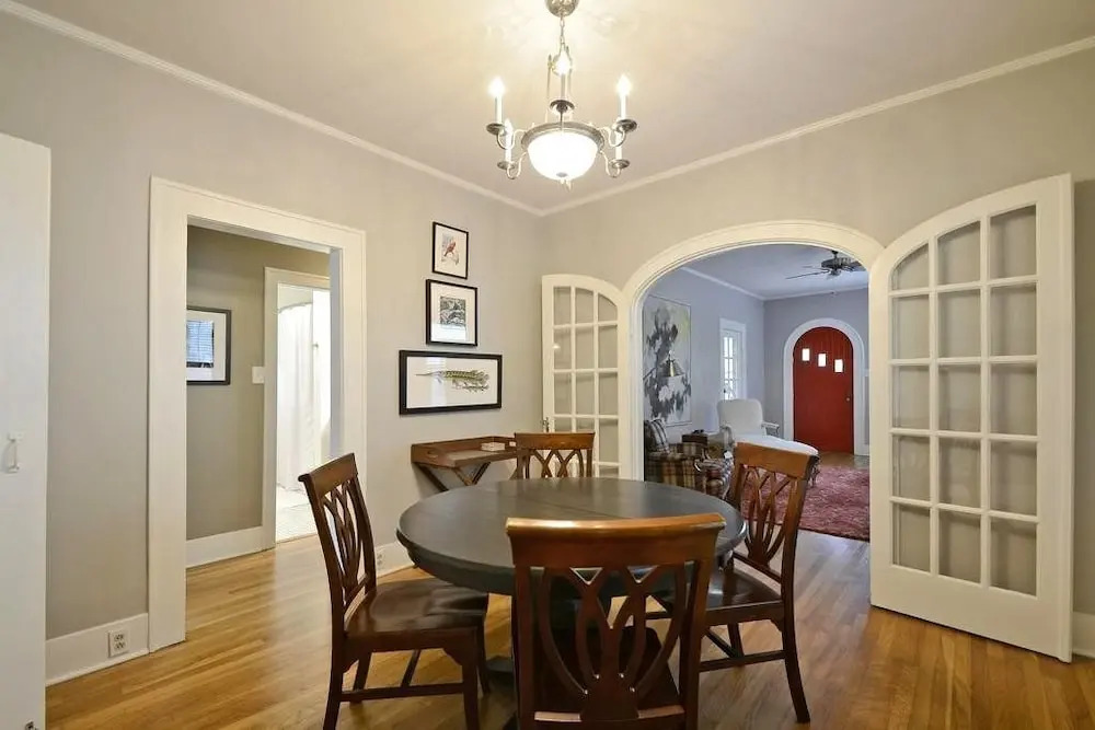 3BR 1.75BA Stylish Hyde Park House by RedAwning