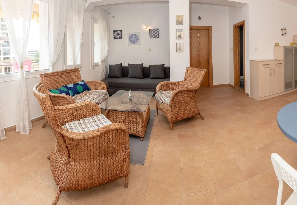 FM Premium 1-BDR Apartment with Parking - Azure Joy