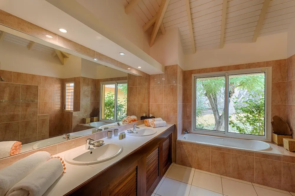 Stunning Orient Bay Ocean Views, Walk to the Beach! AC, Free Wifi, Swimming Pool