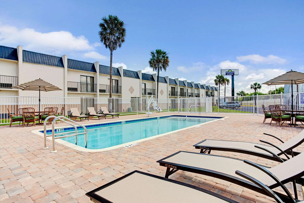 Days Inn & Suites by Wyndham Tampa Fairground-Casino-Ybor