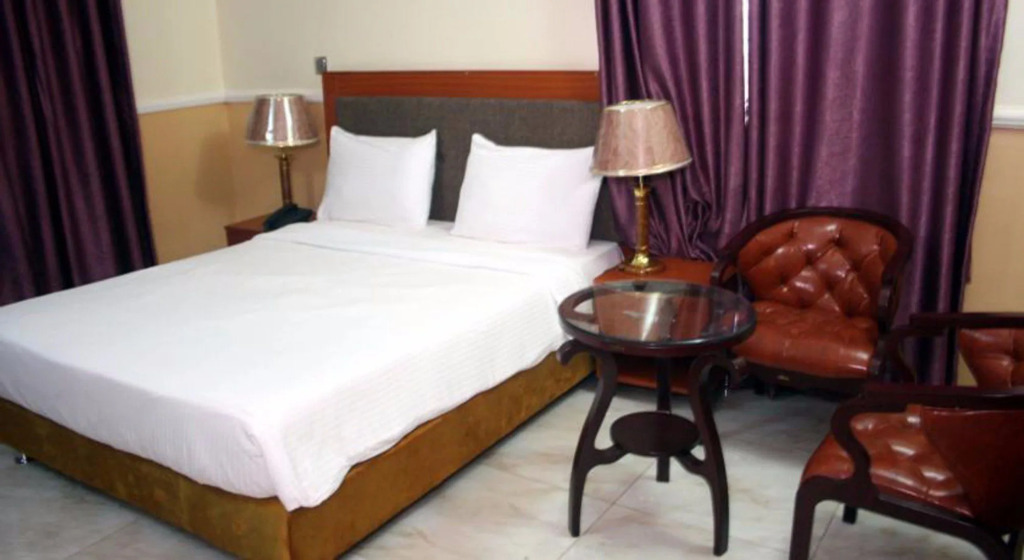 B's Hive Hotel & Suites