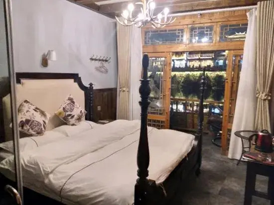 Yilushang Inn (Fenghuang Hanging Building)