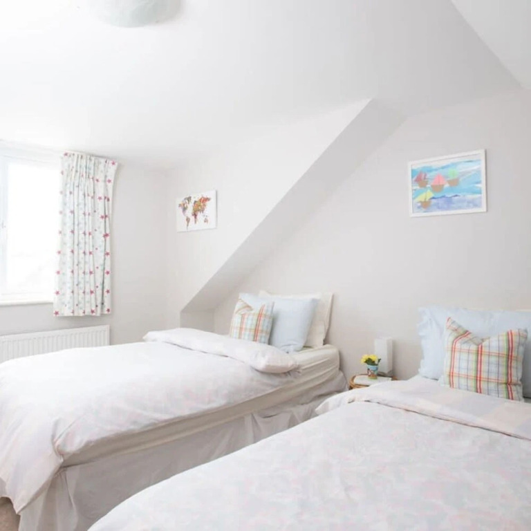 Seaside detached 4bd home nr shops Parking Garden