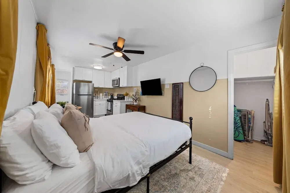 Live Like a Local - Studio With Huge Backyard
