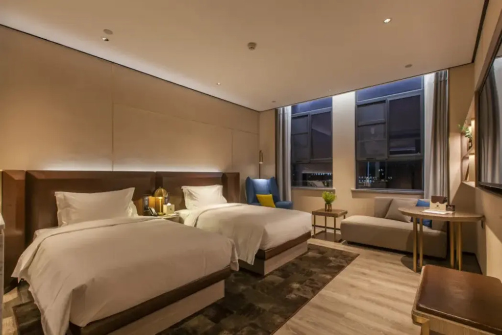 Echarm Plus Hotel (Wuhan Donghu College Dahualing Subway Station)