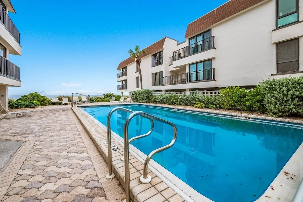 Waters Edge 110n 2 Bedroom Condo by RedAwning