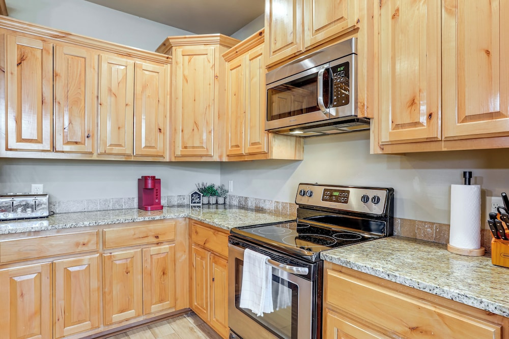 Fish the White River! Sleek Family Home in Flippin