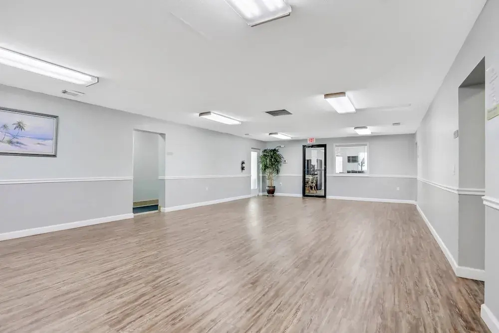 Ground-floor Condo Next to the Tennis Courts With 2 Pools, Sauna, Beach Access