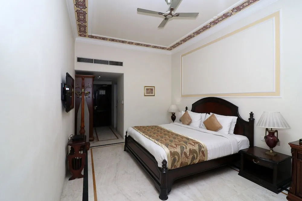 Oyo 25046 Hotel The Orient Taj