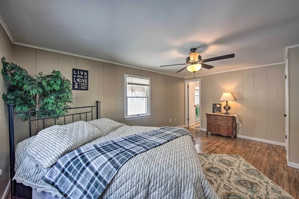 Idyllic Manor Farm Cottage: 3 Mi to Chambers Lake!