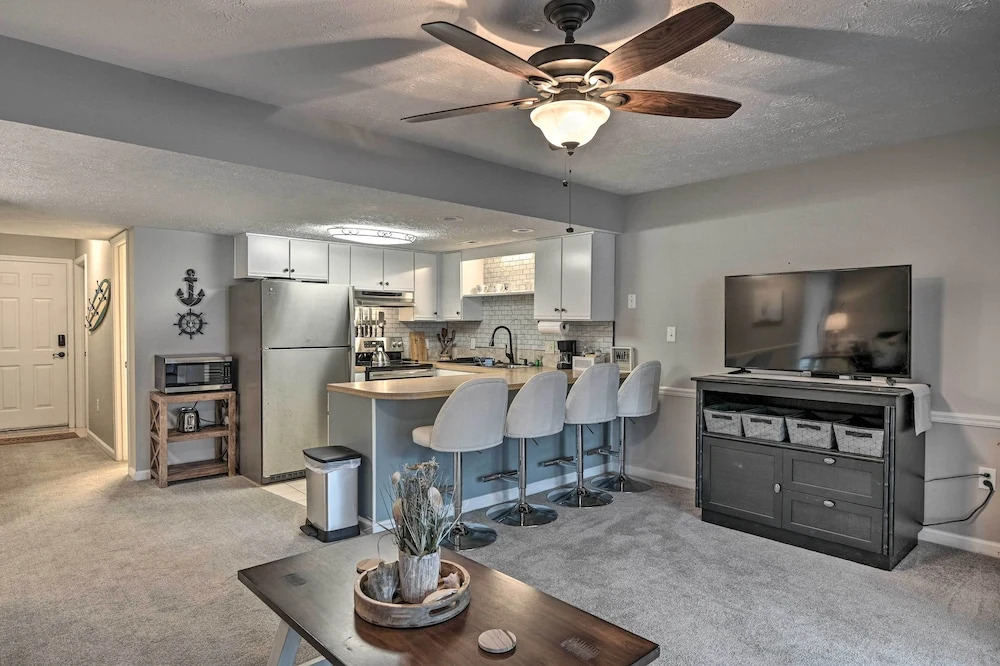2 Mi to Surfside Beach: Condo w/ Community Pool!