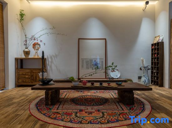 Ruhua Zaiye · Breeze Fengyin Snow Mountain French Art Vacation Boutique Stay (Shuhe Old Town)