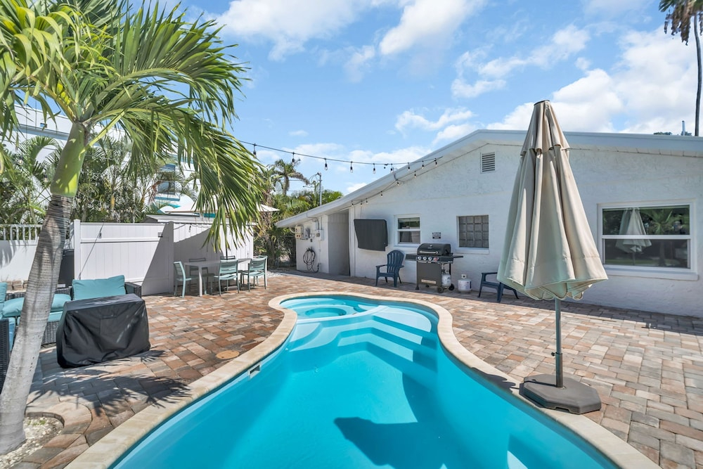 Heated Pool Hot tub Close to Beach Pet Friendly