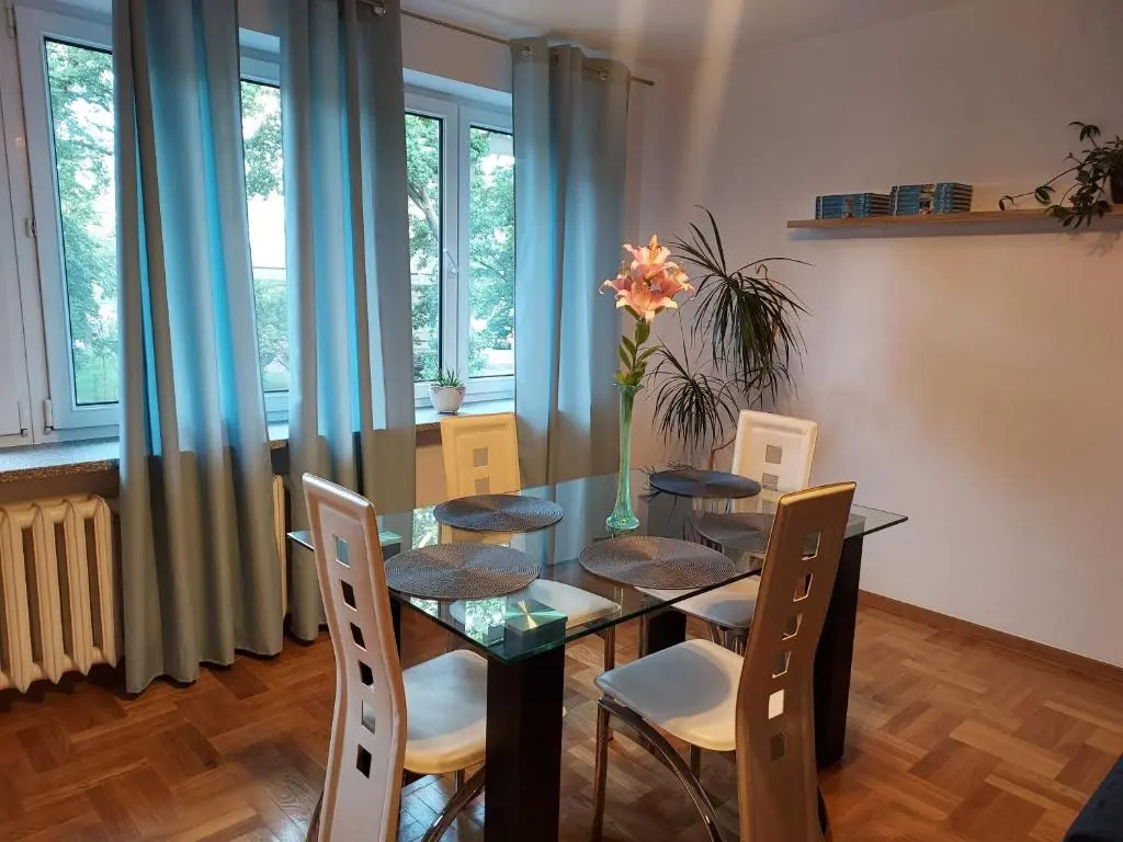 APART- salon z aneksem kuchenym, 2 sypialnie, łazienka
