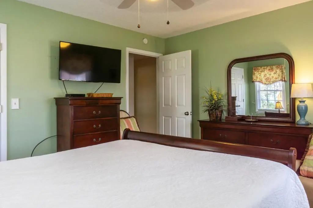 Cottage Breeze by Oak Island Accommodations