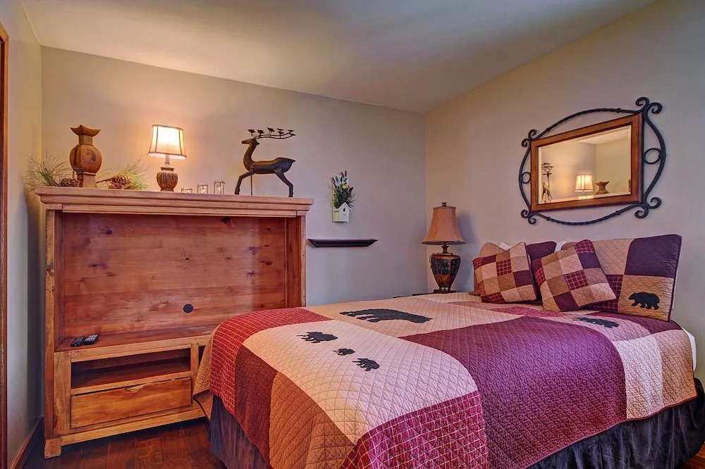 Gold King Lodge 8 Bedroom Home by RedAwning