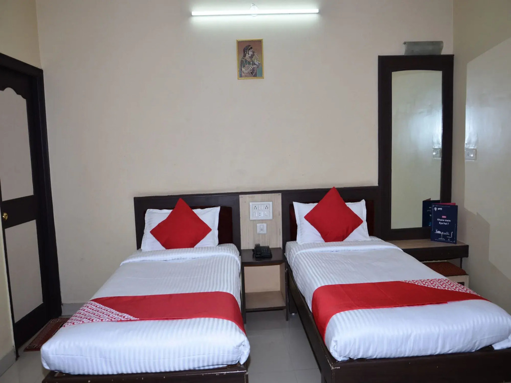FabHotel Rajlaxmi Palace - Ashok Vihar Metro Station