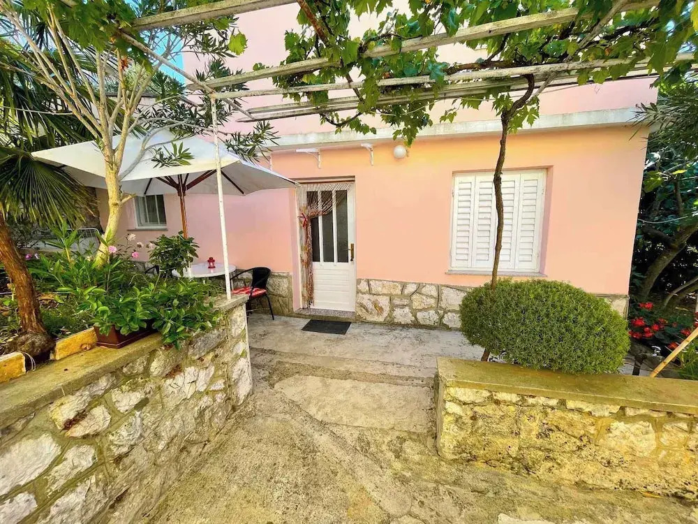 Studio apartment Perovic