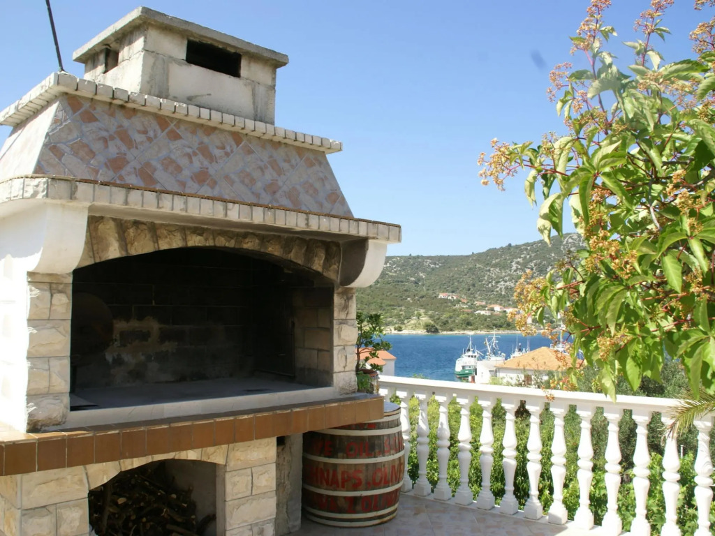 Apartment in Vinisce 100m From the Sea