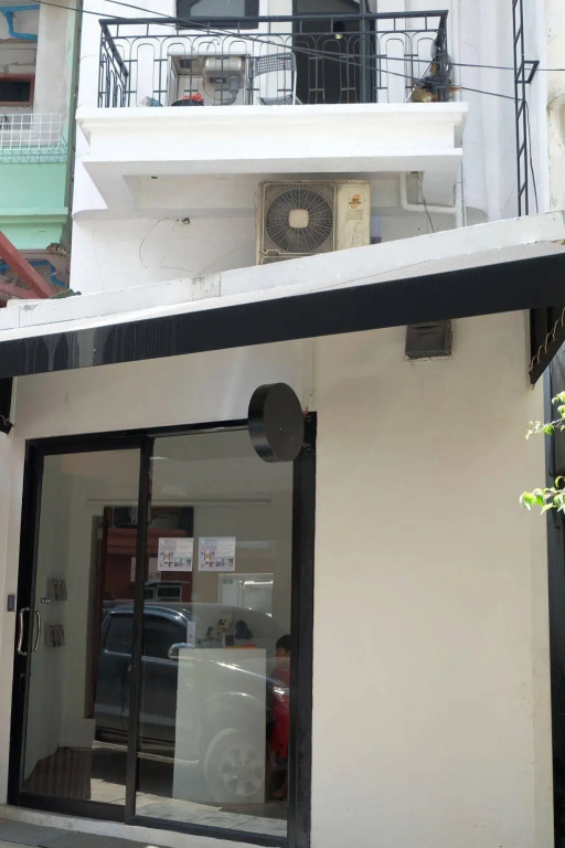 Seek Sleep Hostel
