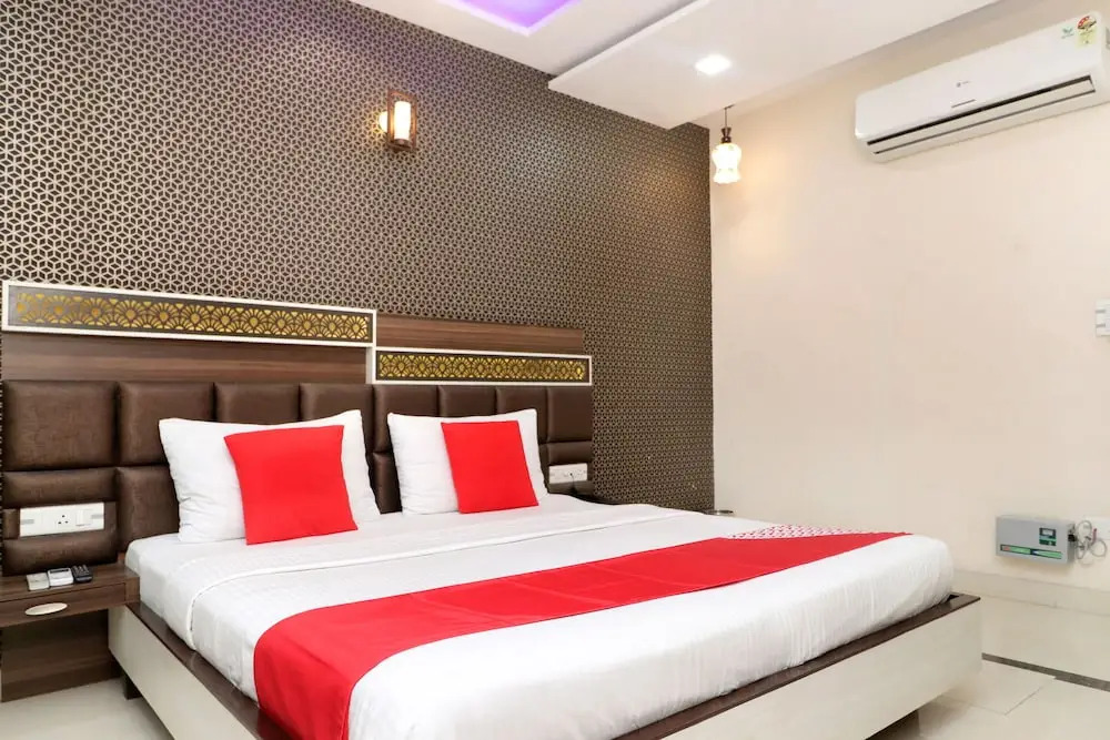 OYO 28122 Hotel C M Plaza
