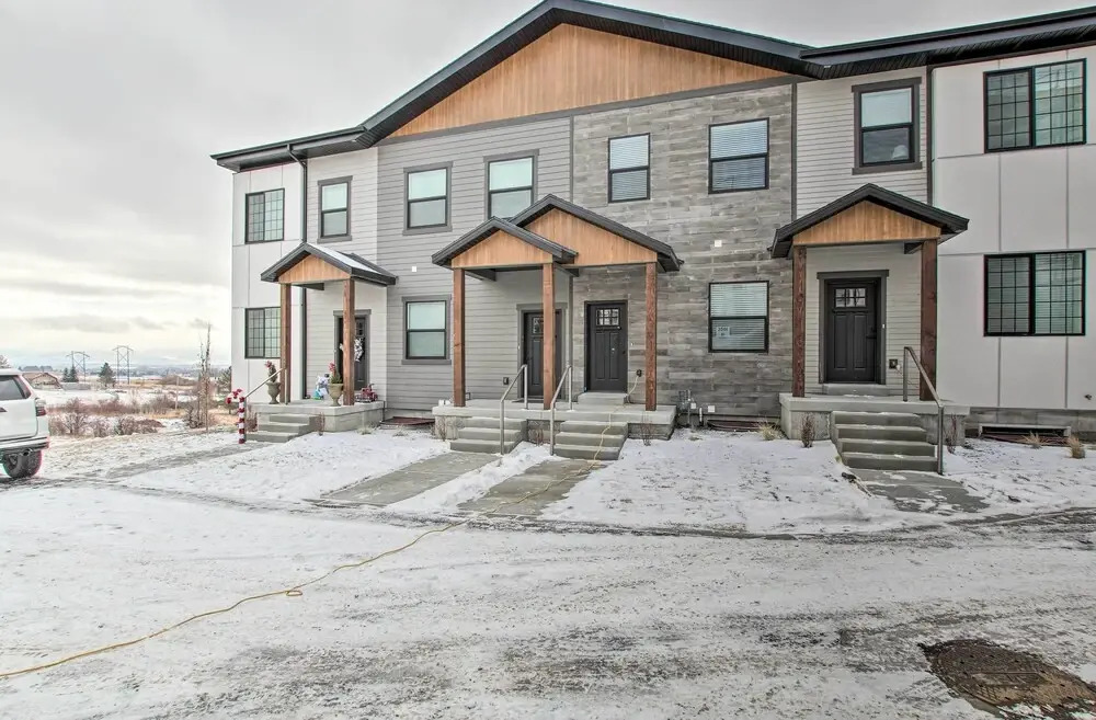 Modern Mountain Escape Near Slopes, Lakes & Trails