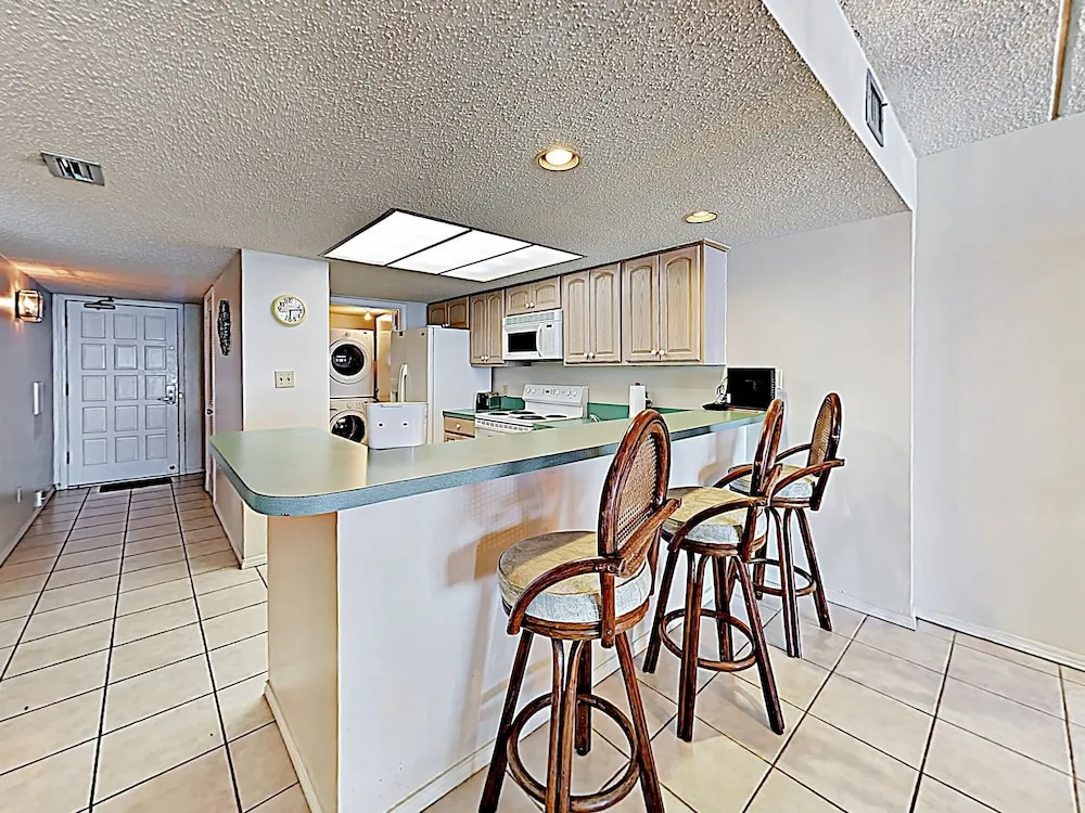 New Listing! Beautiful 8th-floor W/ Balcony 2 Bedroom Condo