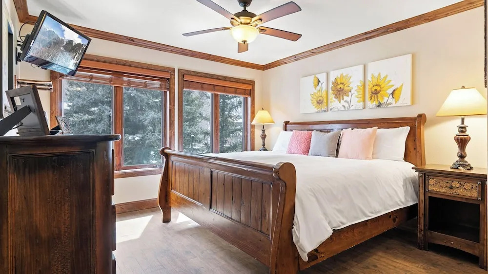 Ghostriders 11 by Avantstay Top Floor Condo w/ Large Patio & Mountain Views!