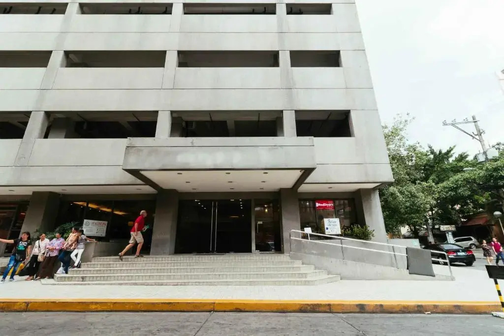 RedDoorz at TJMG by Bel Air Polaris Makati