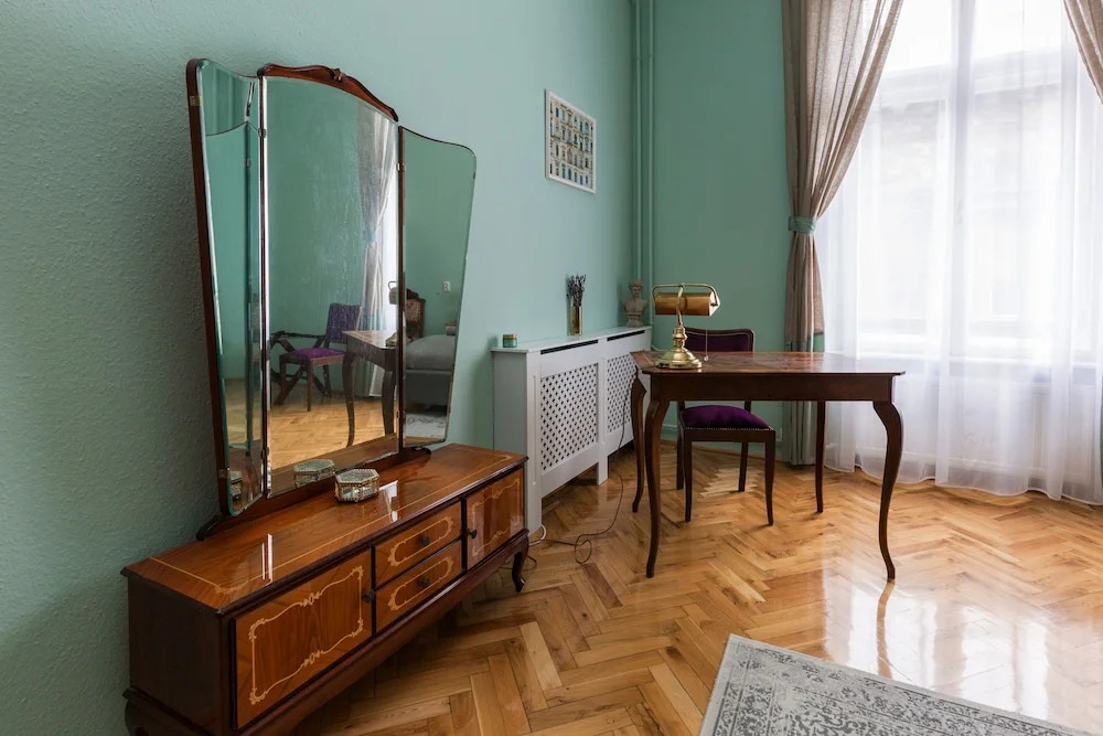 Luxury & Spacious Eclectic Style Apartment