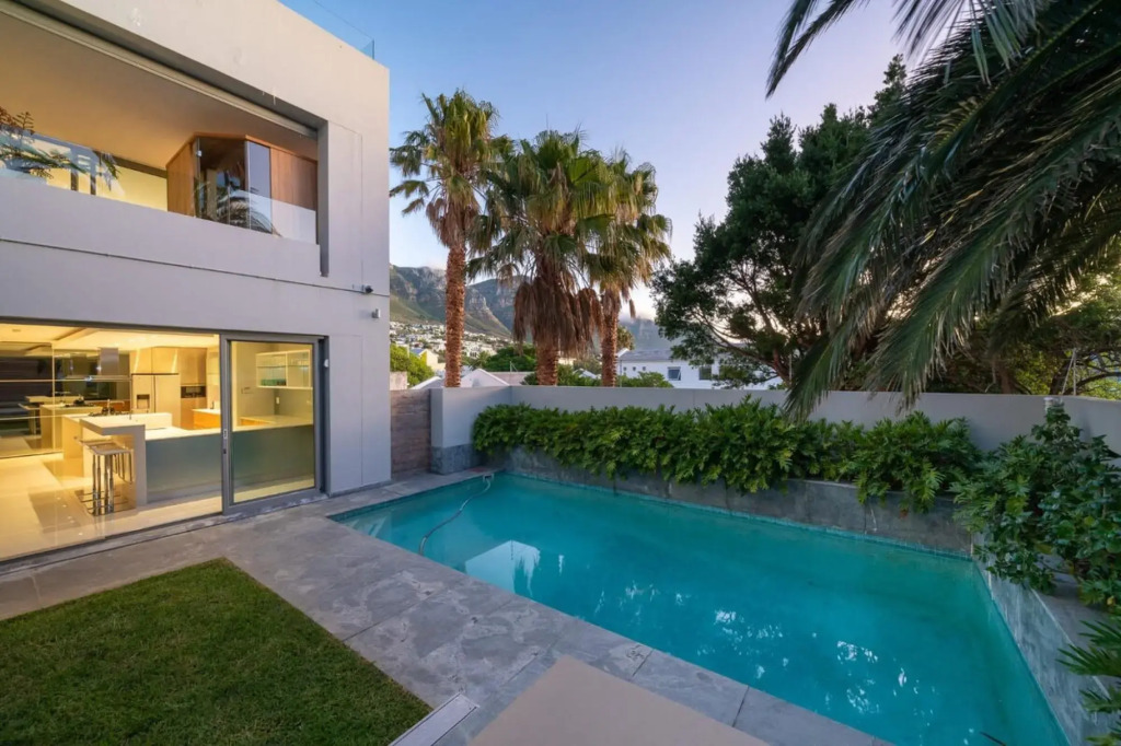 Amara Lincoln - 100m From Camps Bay Beach